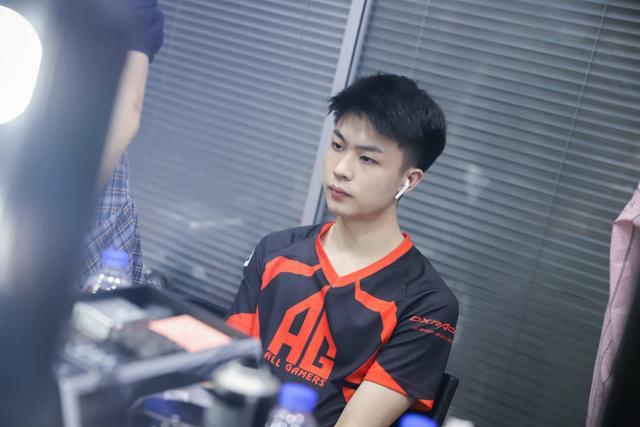 刘青松评Theshy离队：决赛后他就有休息想法，他的离开对我们仍有影响