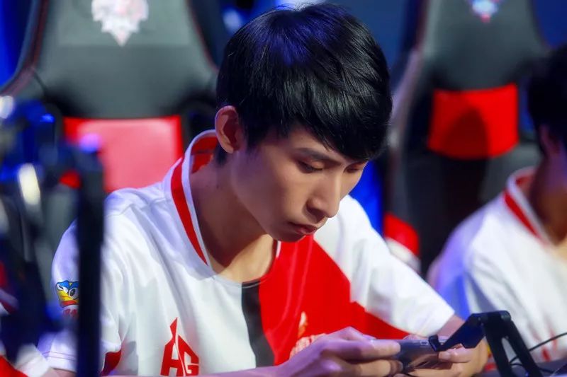 为什么老牌友喜欢在二八杠桌上“看路”？解析路单的可行性。（老牌友为何钟爱在二八杠桌上“看路”？路单可行性解析）